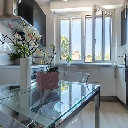 Apartment Altido Spacious 1 Bedroom For 3 In *